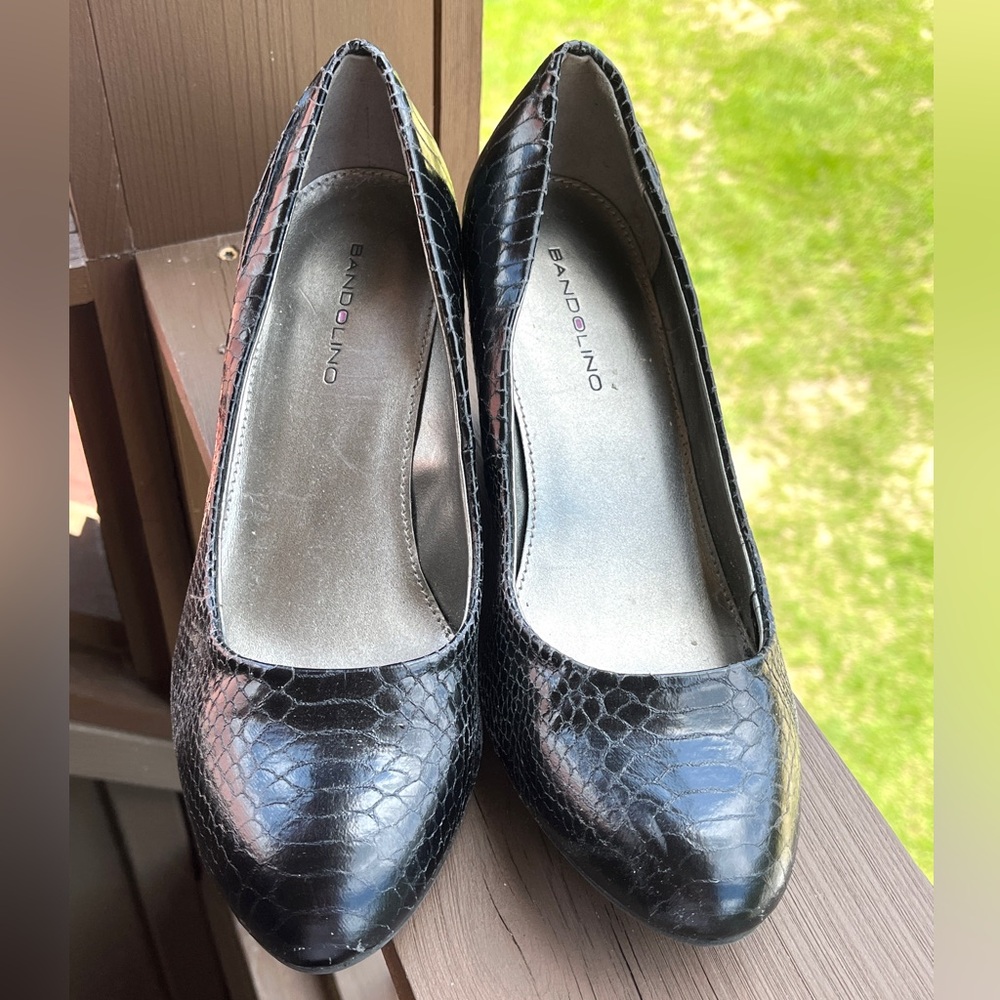 Black Bandolino faux snakeskin pattern wedges sz 7.5